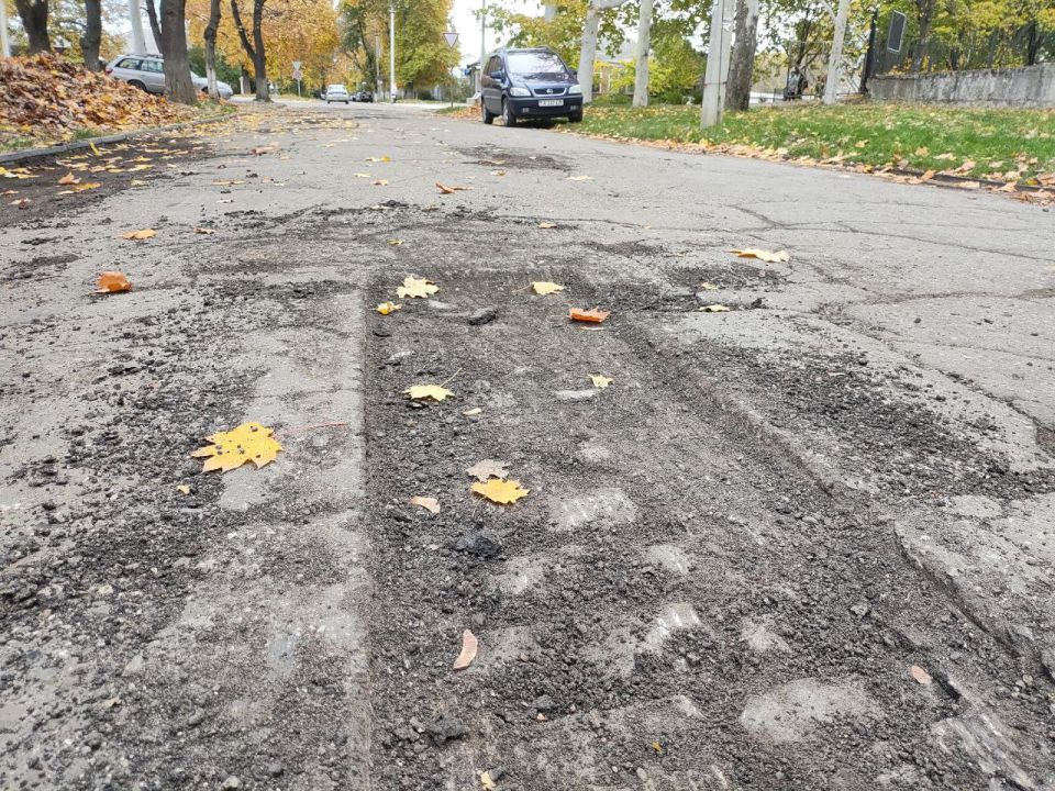 История под ногами. На улице Пушкина, возле гимназии и медколледжа, во время ремонта дороги рабочие снова обнаружили старую брусчатку