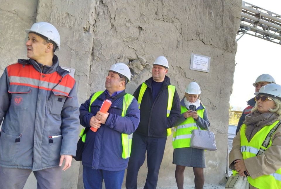 Это цеха Рыбницкого цементного комбината Это цеха Рыбницкого цементного комбината