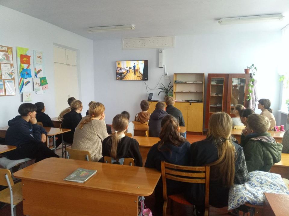 На минувшей неделе для школьников Каменского района организовали показ приднестровской киноленты «Золотая карета» — доброй и трогательной истории о дружбе, взаимопомощи и человеческих ценностях На минувшей неделе для школьников Каменского района организовали показ приднестровской киноленты «Золотая карета» — доброй и трогательной истории о дружбе, взаимопомощи и человеческих ценностях