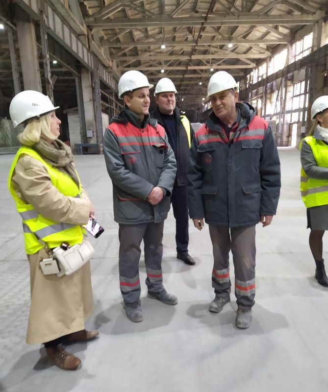 Это цеха Рыбницкого цементного комбината Это цеха Рыбницкого цементного комбината