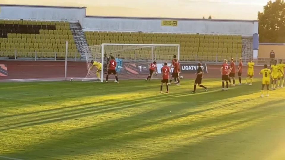 Питер Адемо забивает первый мяч «Шерифа» в Кубке