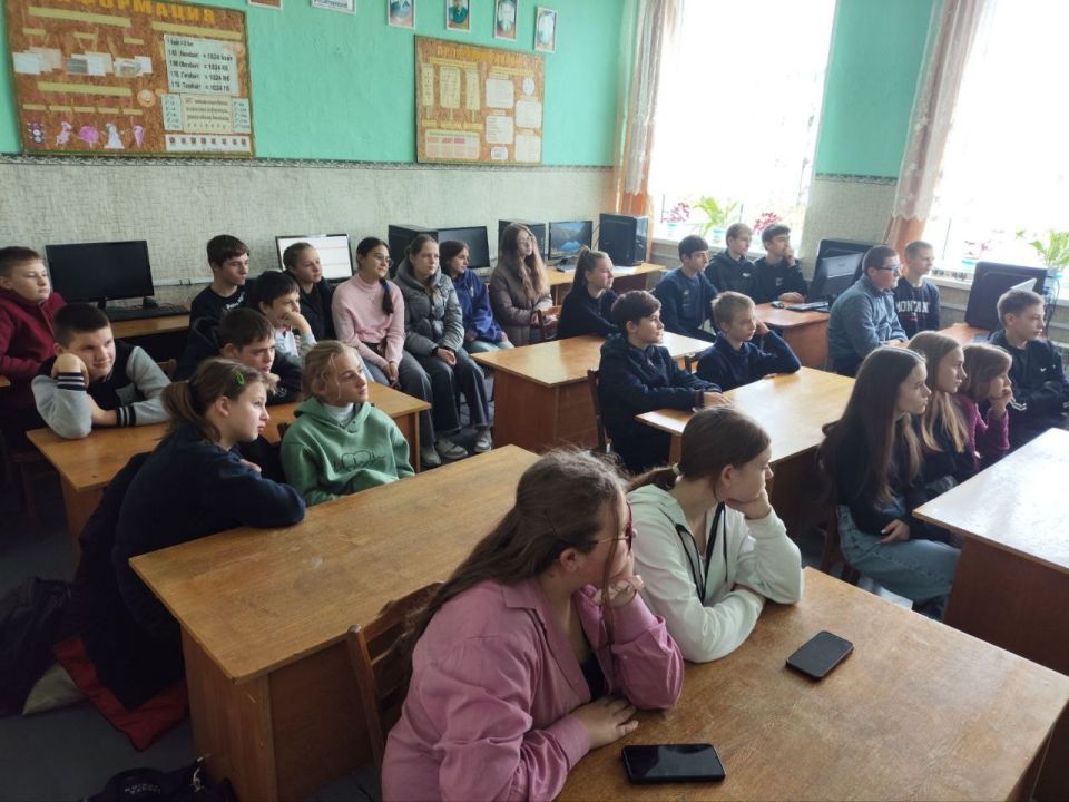 На минувшей неделе для школьников Каменского района организовали показ приднестровской киноленты «Золотая карета» — доброй и трогательной истории о дружбе, взаимопомощи и человеческих ценностях На минувшей неделе для школьников Каменского района организовали показ приднестровской киноленты «Золотая карета» — доброй и трогательной истории о дружбе, взаимопомощи и человеческих ценностях