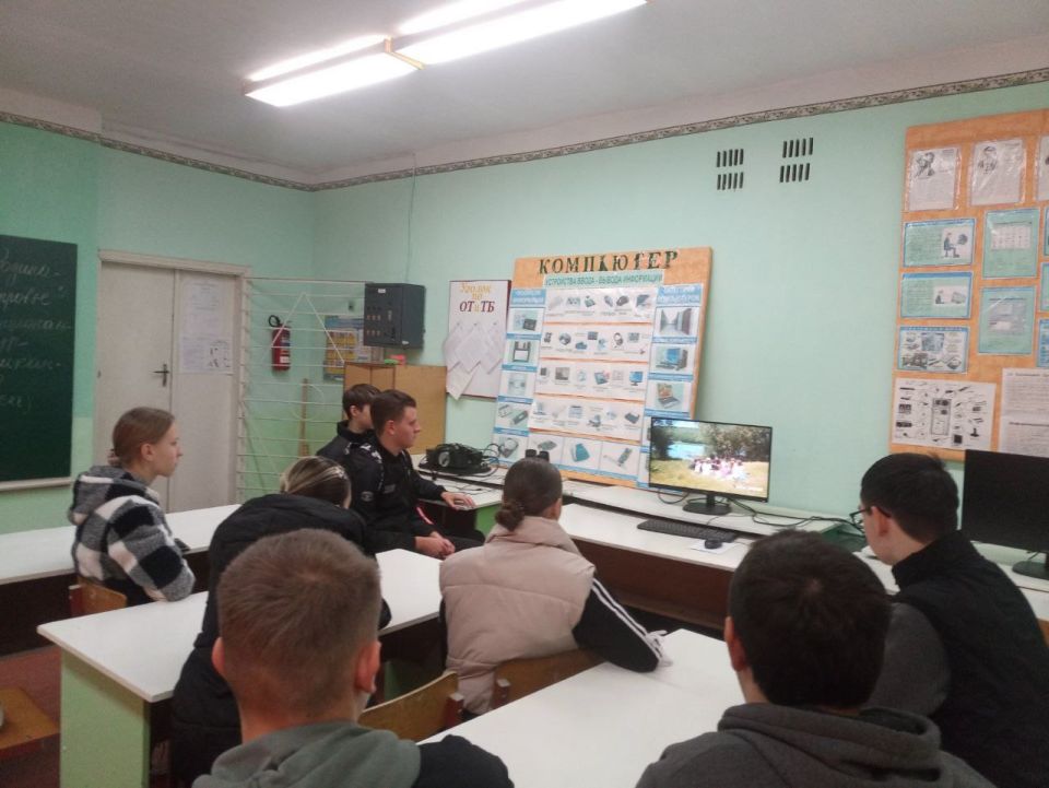 На минувшей неделе для школьников Каменского района организовали показ приднестровской киноленты «Золотая карета» — доброй и трогательной истории о дружбе, взаимопомощи и человеческих ценностях На минувшей неделе для школьников Каменского района организовали показ приднестровской киноленты «Золотая карета» — доброй и трогательной истории о дружбе, взаимопомощи и человеческих ценностях