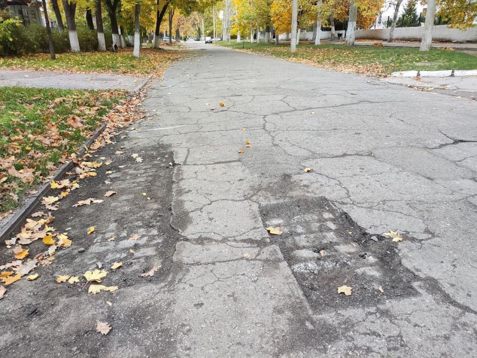 История под ногами. На улице Пушкина, возле гимназии и медколледжа, во время ремонта дороги рабочие снова обнаружили старую брусчатку История под ногами. На улице Пушкина, возле гимназии и медколледжа, во время ремонта дороги рабочие снова обнаружили старую брусчатку