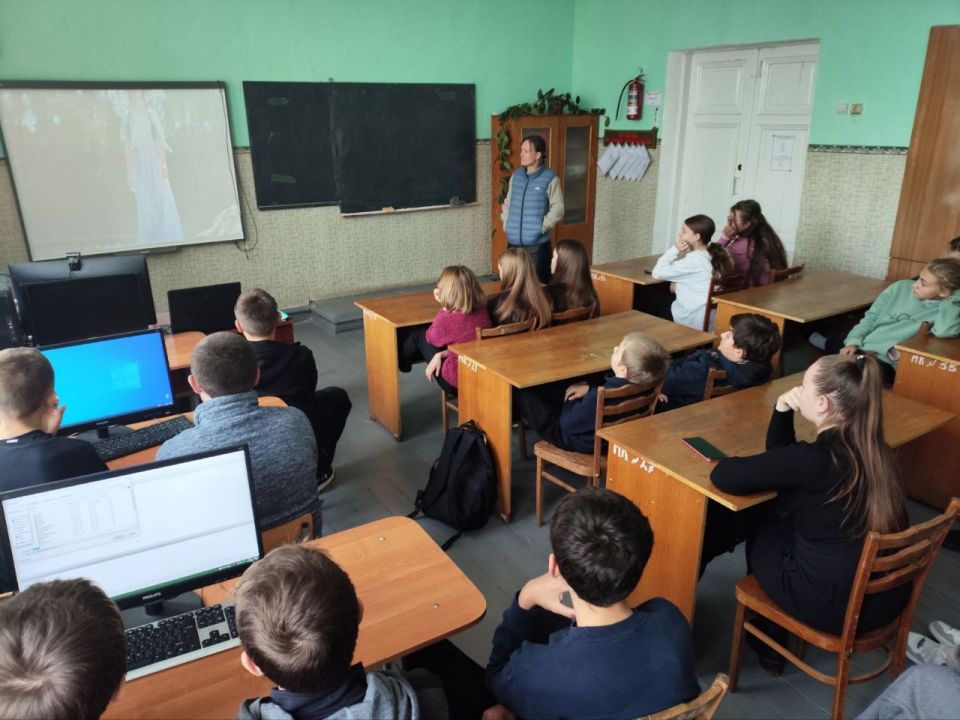 На минувшей неделе для школьников Каменского района организовали показ приднестровской киноленты «Золотая карета» — доброй и трогательной истории о дружбе, взаимопомощи и человеческих ценностях На минувшей неделе для школьников Каменского района организовали показ приднестровской киноленты «Золотая карета» — доброй и трогательной истории о дружбе, взаимопомощи и человеческих ценностях