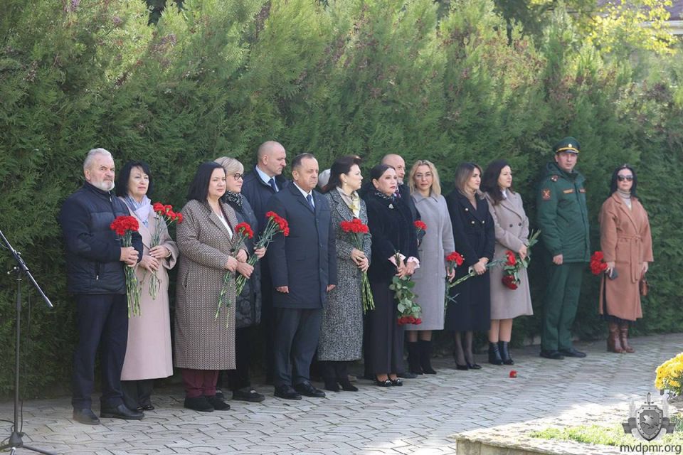 Памяти жертв репрессий. На Мемориале жертвам политических репрессий на территории Тираспольской крепости 30 октября вспоминали трагически погибших в 1930-х годах Памяти жертв репрессий. На Мемориале жертвам политических репрессий на территории Тираспольской крепости 30 октября вспоминали трагически погибших в 1930-х годах