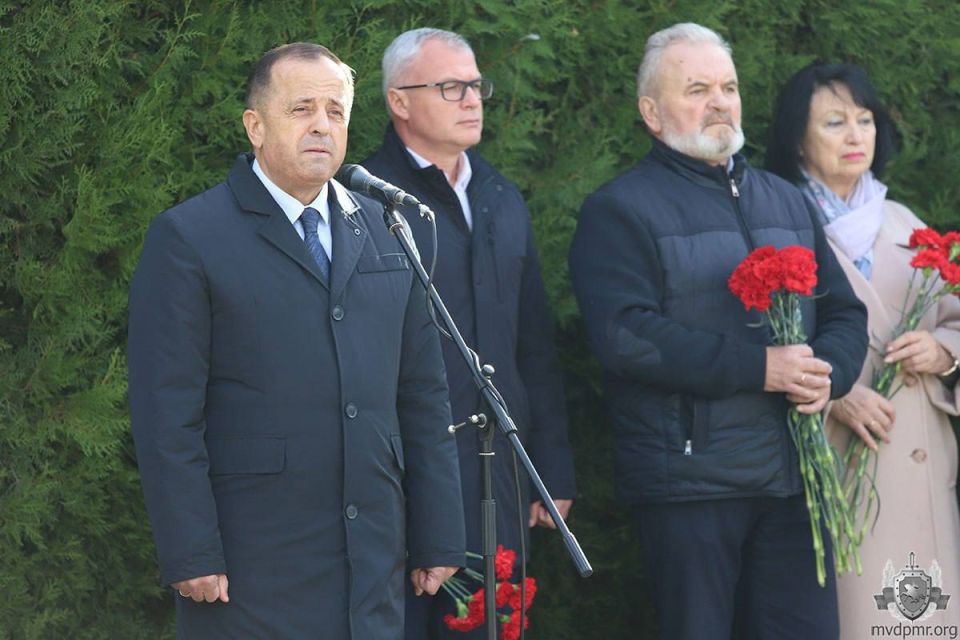 Памяти жертв репрессий. На Мемориале жертвам политических репрессий на территории Тираспольской крепости 30 октября вспоминали трагически погибших в 1930-х годах Памяти жертв репрессий. На Мемориале жертвам политических репрессий на территории Тираспольской крепости 30 октября вспоминали трагически погибших в 1930-х годах