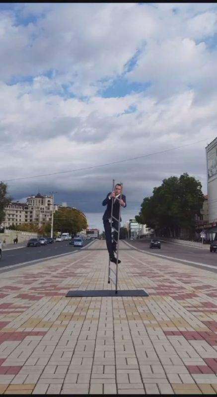 На видео Владимир Тимофеев из народного цирка «Сперанца» исполняет акробатические трюки и балансирует на лестнице прямо на площади в Тирасполе