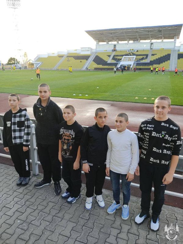 Макаренцы на стадионе. Воспитанники Республиканского учебно-воспитательного комплекса имени А.С. Макаренко 29 октября стали свидетелями победы тираспольских футболистов над соперниками