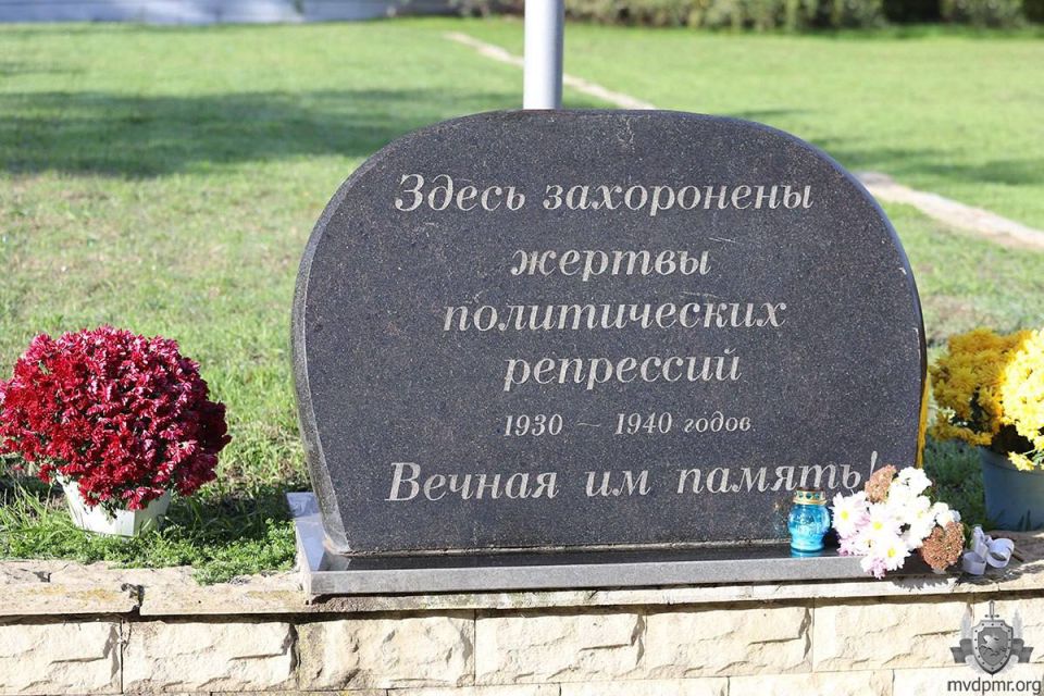 Памяти жертв репрессий. На Мемориале жертвам политических репрессий на территории Тираспольской крепости 30 октября вспоминали трагически погибших в 1930-х годах Памяти жертв репрессий. На Мемориале жертвам политических репрессий на территории Тираспольской крепости 30 октября вспоминали трагически погибших в 1930-х годах