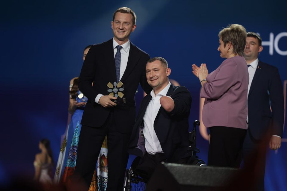 Друзья, мы это сделали! Вместе с Вами мы наградили тех, кто вносит вклад в развитие сотрудничества, сохранение традиционных ценностей и укрепление культурных связей на нашем континенте Евразия Друзья, мы это сделали! Вместе с Вами мы наградили тех, кто вносит вклад в развитие сотрудничества, сохранение традиционных ценностей и укрепление культурных связей на нашем континенте Евразия