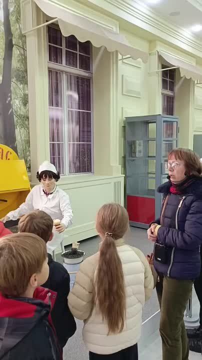 Четвероклассники из столичной гимназии удивляются советским пирожкам за 4 копейки и говорят, что сейчас в столовой такие продают по 6 рублей