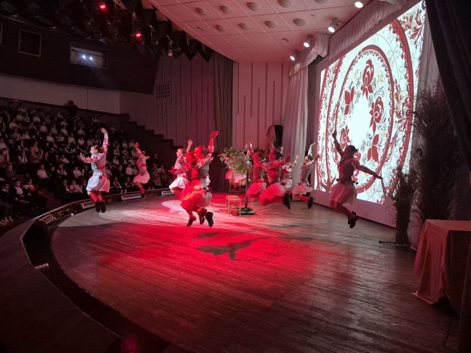 Сегодня во Дворце детско-юношеского творчества состоялось торжественное и радостное событие — посвящение в первоклассники Сегодня во Дворце детско-юношеского творчества состоялось торжественное и радостное событие — посвящение в первоклассники