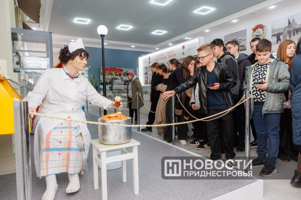 Экскурсии для школьников продолжаются в Приднестровском историко-краеведческом музее Экскурсии для школьников продолжаются в Приднестровском историко-краеведческом музее