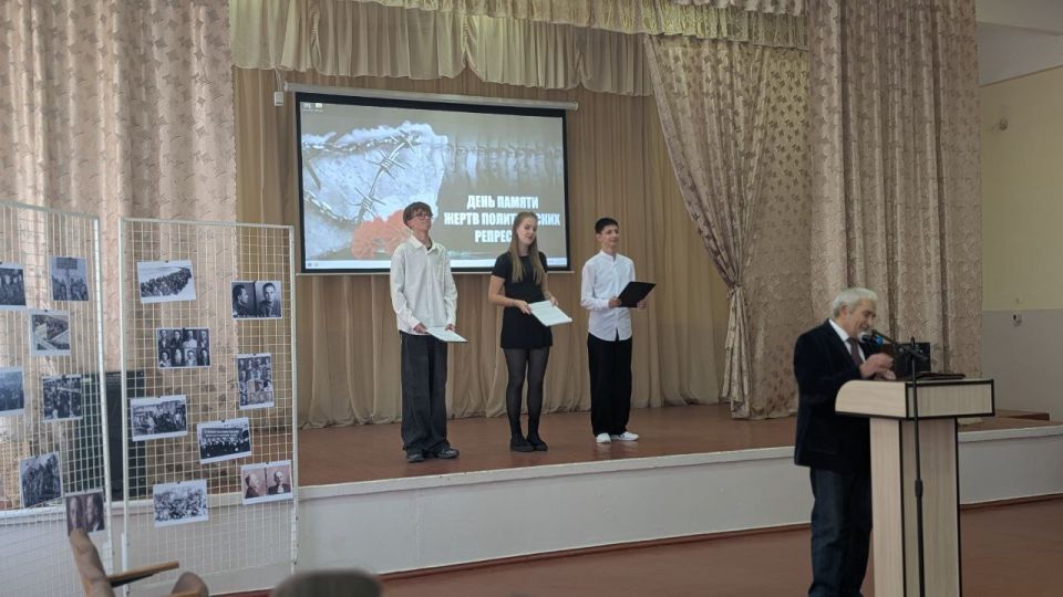 Встреча с историей. В средней школе №18 прошла торжественная встреча учеников 9-х и 10-х классов с председателем «Ассоциации жертв политических репрессий» Михаилом Петровичем Таскарем Встреча с историей. В средней школе №18 прошла торжественная встреча учеников 9-х и 10-х классов с председателем «Ассоциации жертв политических репрессий» Михаилом Петровичем Таскарем