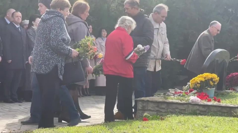 Родственники репрессированных в 30-е годы возложили цветы на заднем дворе храма возле Тираспольской крепости, здесь похоронены 4 тысячи человек