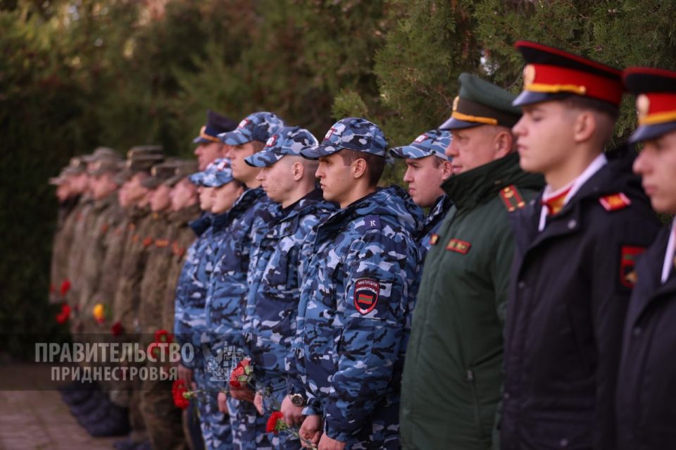 Утром 30 октября состоялся митинг-реквием, посвящённый Дню памяти жертв политических репрессий Утром 30 октября состоялся митинг-реквием, посвящённый Дню памяти жертв политических репрессий