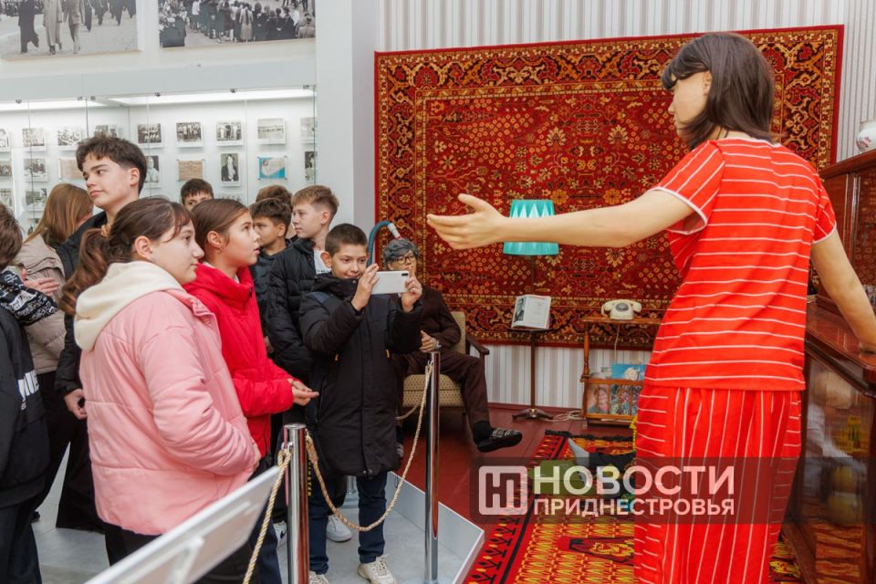 Экскурсии для школьников продолжаются в Приднестровском историко-краеведческом музее Экскурсии для школьников продолжаются в Приднестровском историко-краеведческом музее