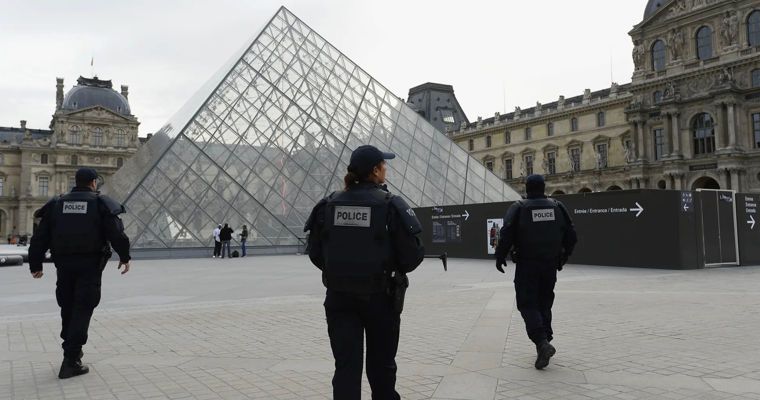 Figaro: Среди грабителей Лувра оказались сотрудник спецназа, таксист и мигрант