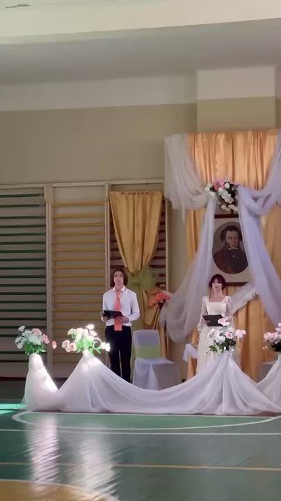 Живая музыка, вальс и стихотворения великого поэта – атмосфера пушкинского бала в столичной школе №2