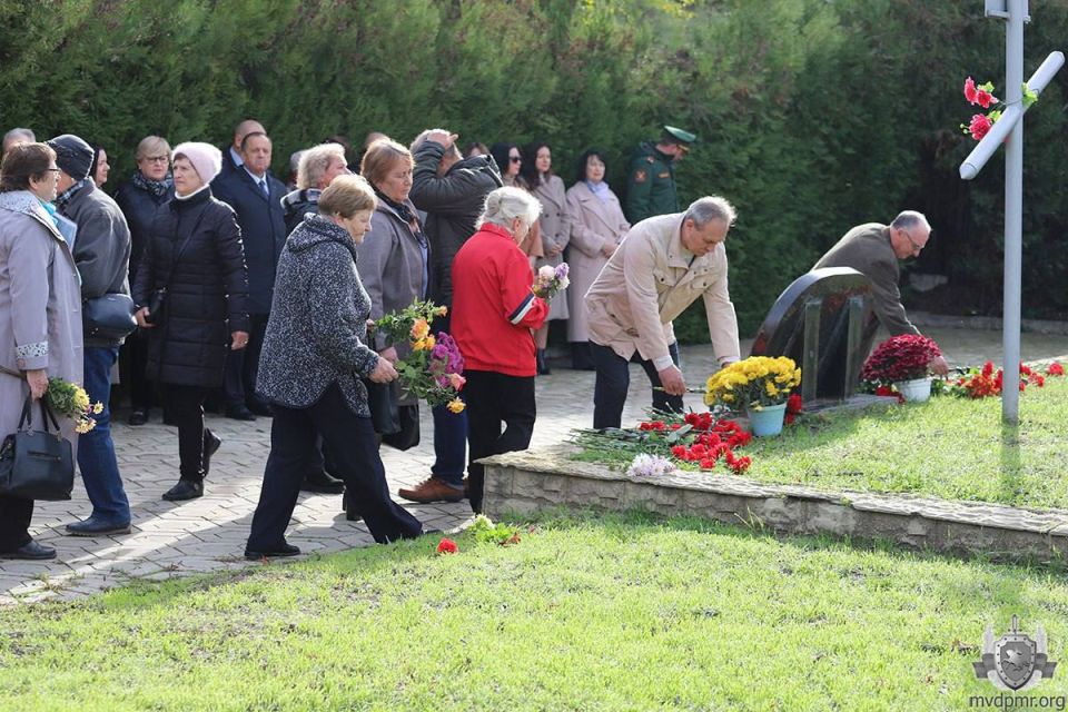 Памяти жертв репрессий. На Мемориале жертвам политических репрессий на территории Тираспольской крепости 30 октября вспоминали трагически погибших в 1930-х годах Памяти жертв репрессий. На Мемориале жертвам политических репрессий на территории Тираспольской крепости 30 октября вспоминали трагически погибших в 1930-х годах