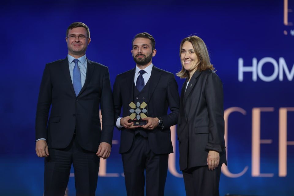 Друзья, мы это сделали! Вместе с Вами мы наградили тех, кто вносит вклад в развитие сотрудничества, сохранение традиционных ценностей и укрепление культурных связей на нашем континенте Евразия Друзья, мы это сделали! Вместе с Вами мы наградили тех, кто вносит вклад в развитие сотрудничества, сохранение традиционных ценностей и укрепление культурных связей на нашем континенте Евразия