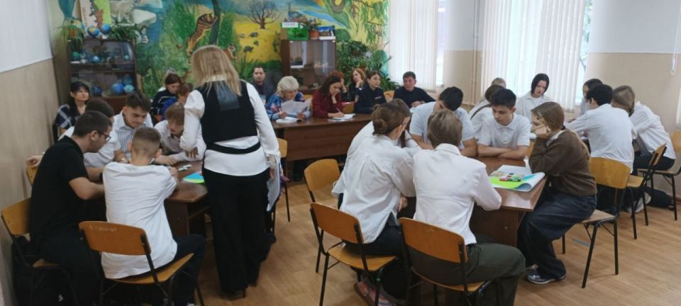 Растем и учимся вместе!. В МОУ «БСОШ №2» состоялось городское методическое объединение социальных педагогов школ города на тему: «Социально-педагогическое сопровождение учащихся в процессе профессионального самоопределения» Растем и учимся вместе!. В МОУ «БСОШ №2» состоялось городское методическое объединение социальных педагогов школ города на тему: «Социально-педагогическое сопровождение учащихся в процессе профессионального самоопределения»