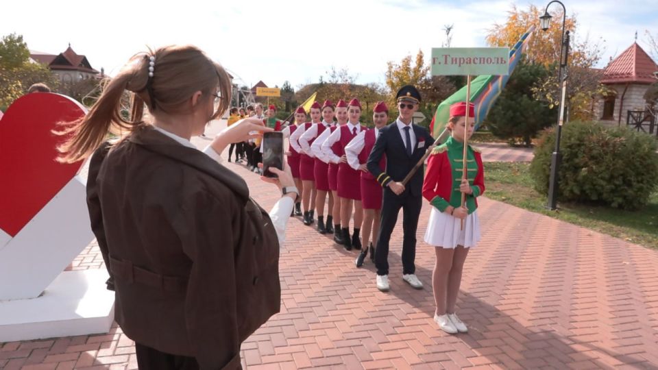 «Форпост Приднестровья – 2025»: молодые педагоги Бендер, Тирасполя и Слободзейского района покоряли крепость, разгадывали шарады и проходили 16 испытаний вроде «Ущелья ведьм» и «Миссии Шаолинь» «Форпост Приднестровья – 2025»: молодые педагоги Бендер, Тирасполя и Слободзейского района покоряли крепость, разгадывали шарады и проходили 16 испытаний вроде «Ущелья ведьм» и «Миссии Шаолинь»