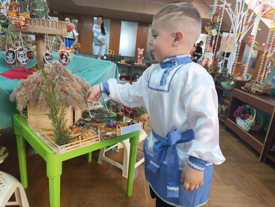 5-летний Саша сегодня одновременно и автор работы, и участник концерта