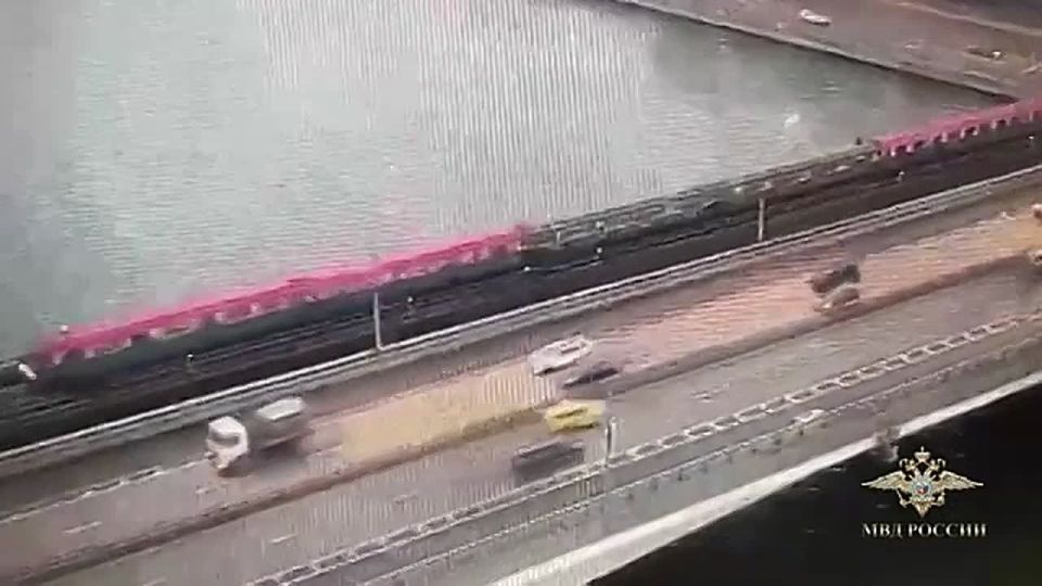 Житель Химок забрался на крышу электропоезда в Московском метро, доехал до Нагатинского моста и прыгнул в Москву-реку