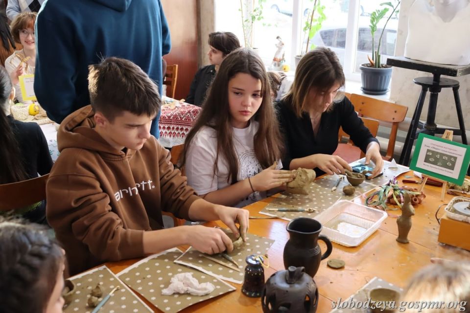 В Слободзейской детской художественной школе состоялось внеклассное мероприятие «Живое наследие приднестровского народа» В Слободзейской детской художественной школе состоялось внеклассное мероприятие «Живое наследие приднестровского народа»