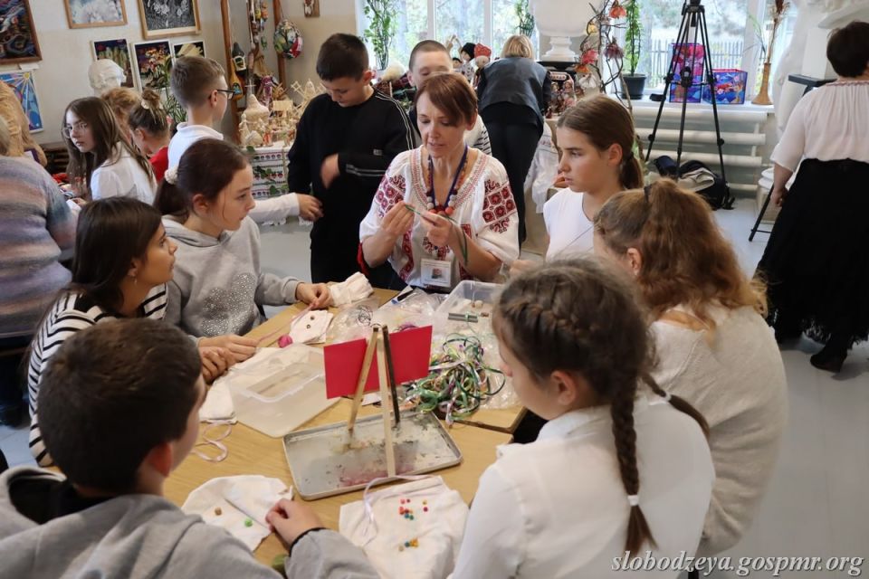В Слободзейской детской художественной школе состоялось внеклассное мероприятие «Живое наследие приднестровского народа» В Слободзейской детской художественной школе состоялось внеклассное мероприятие «Живое наследие приднестровского народа»