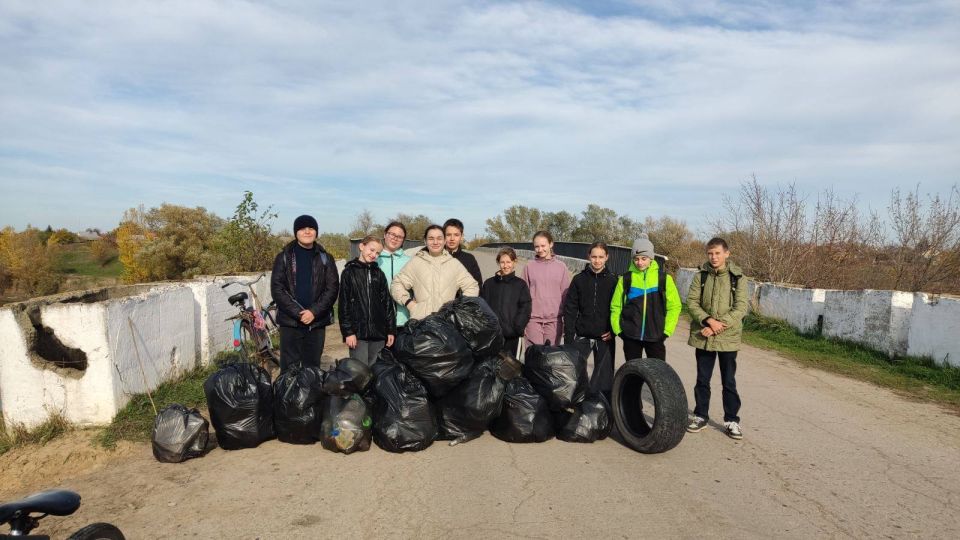 Шестиклассники из села Коротное убрали берег Днестра