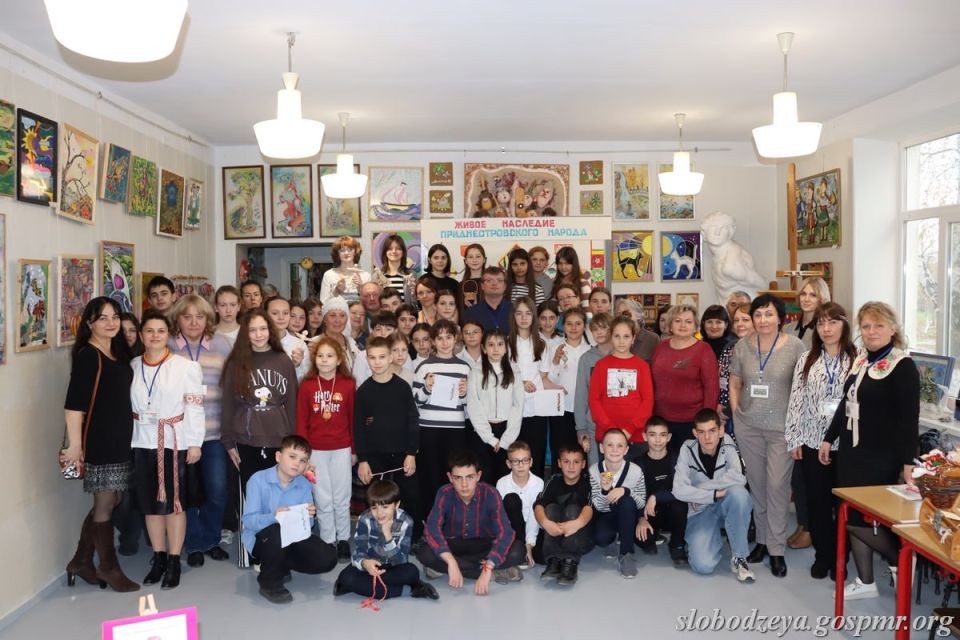 В Слободзейской детской художественной школе состоялось внеклассное мероприятие «Живое наследие приднестровского народа» В Слободзейской детской художественной школе состоялось внеклассное мероприятие «Живое наследие приднестровского народа»