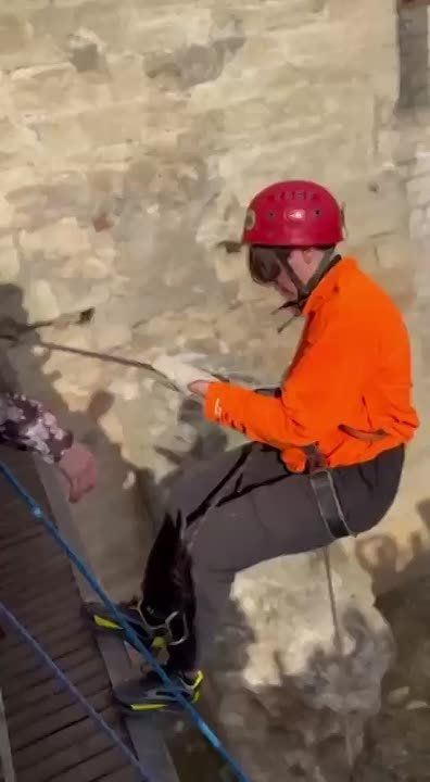 Учительница из Бендер спускается на веревке в последний день первой четверти со стены крепости