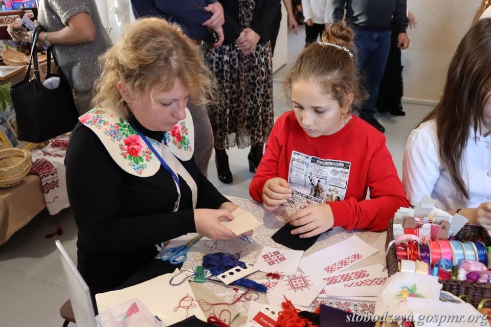 В Слободзейской детской художественной школе состоялось внеклассное мероприятие «Живое наследие приднестровского народа» В Слободзейской детской художественной школе состоялось внеклассное мероприятие «Живое наследие приднестровского народа»