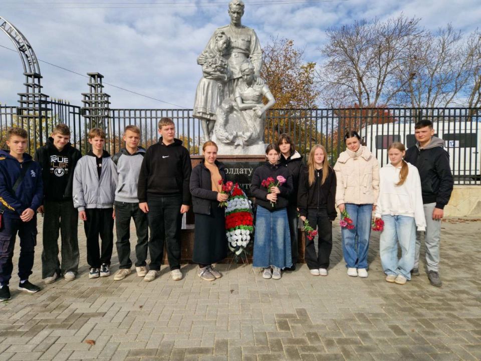 Ученики бендерской школы № 14 посетили Мемориал жертвам фашизма в Дубоссарах — место памяти тысяч евреев и мирных жителей, расстрелянных в годы войны