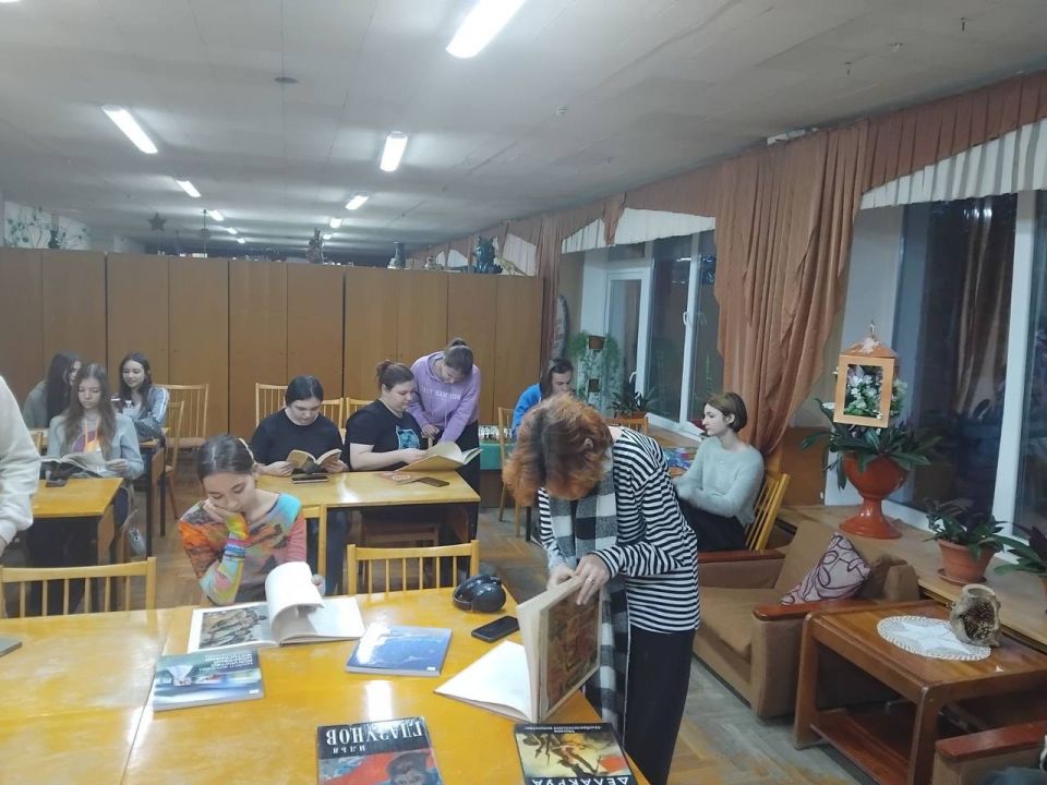 Бендерскую центральную библиотеку посетили студенты Бендерского Высшего художественного колледжа Бендерскую центральную библиотеку посетили студенты Бендерского Высшего художественного колледжа