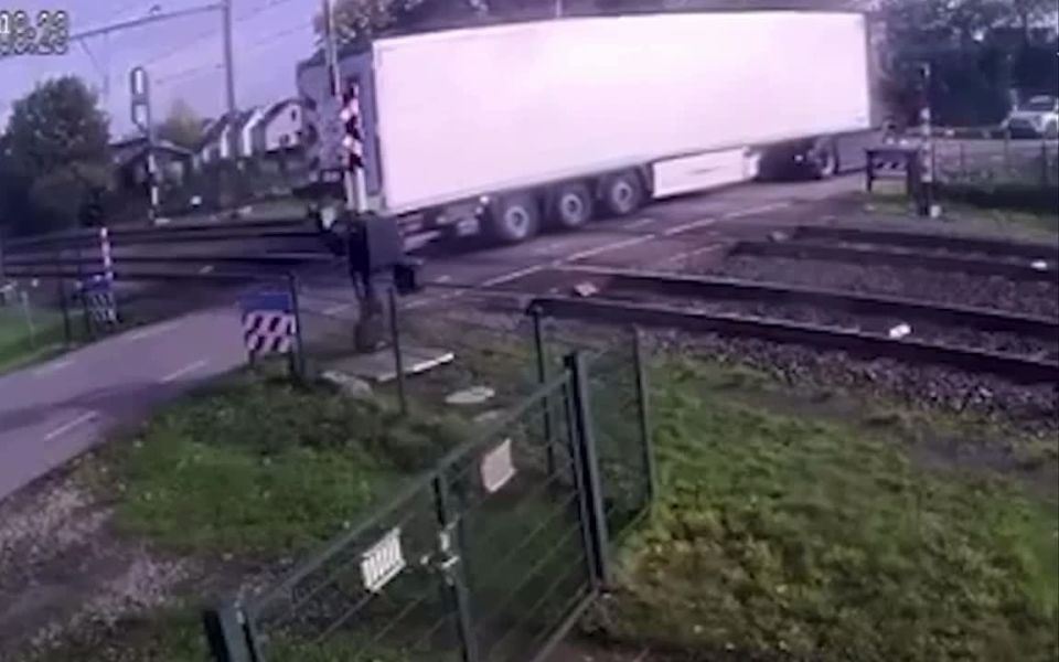 В Нидерландах скоростной поезд протаранил фуру с фруктами — груши разлетелись на сотни метров