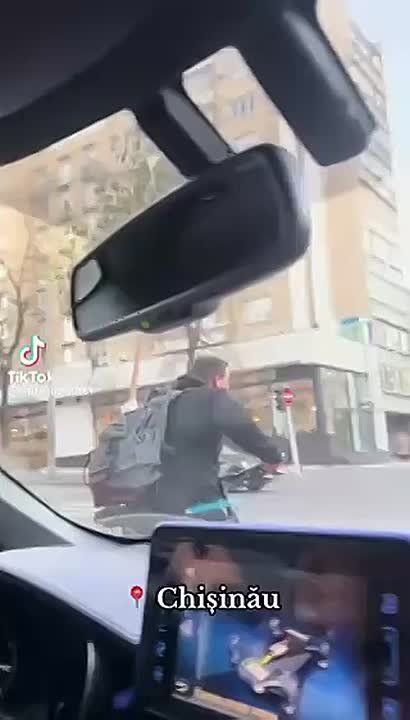 Тем времени в Кишинёве дерево проросло в рюкзаке велосипедиста