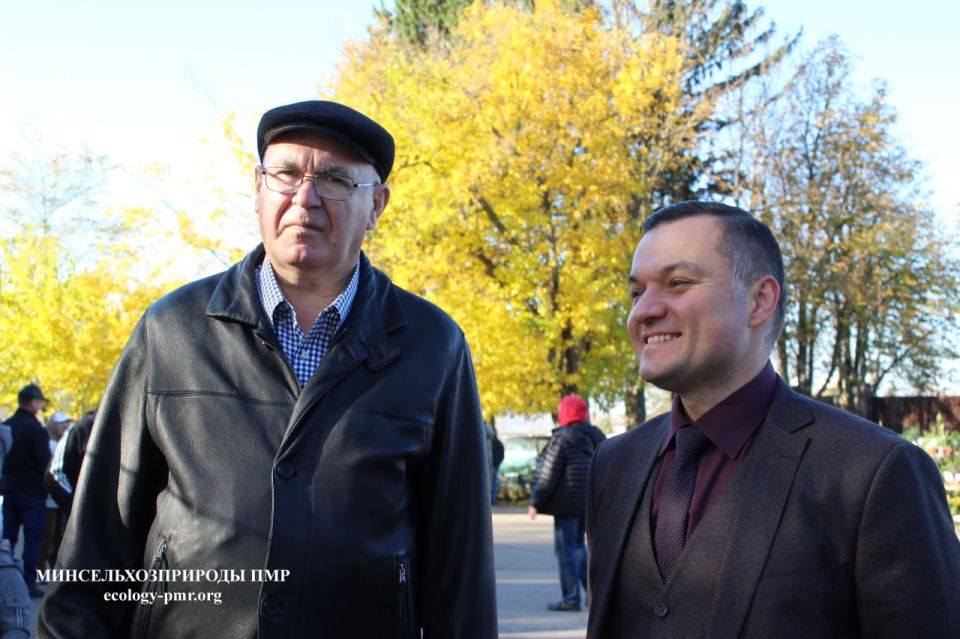 Как отметил директор босада Валерий Старыш, в этом году участников мероприятия- представителей организаций, предпринимателей и частных лиц, предложивших свои растения для экспозиции и продажи, в два раза больше чем в 2024... Как отметил директор босада Валерий Старыш, в этом году участников мероприятия- представителей организаций, предпринимателей и частных лиц, предложивших свои растения для экспозиции и продажи, в два раза больше чем в 2024...