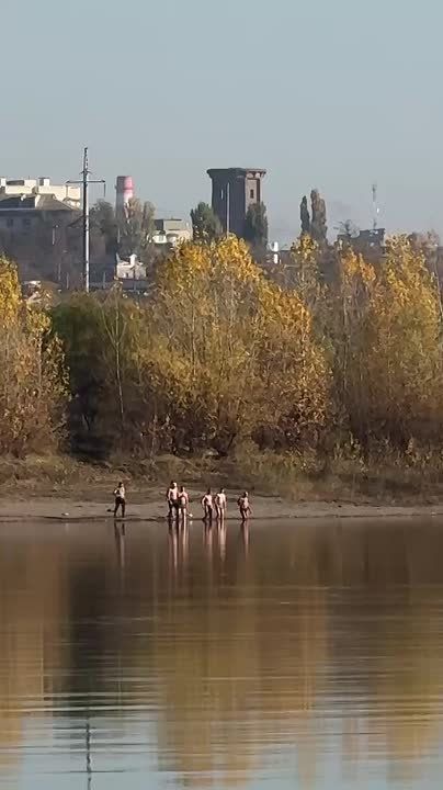 Приднестровские мужчины полезли в воду в + 6, пока их женщины дома в тепле и уюте