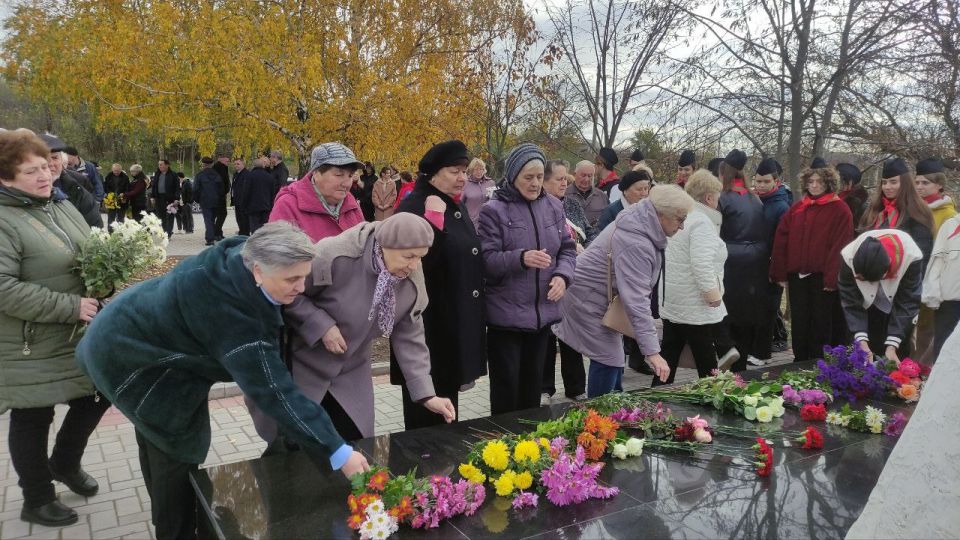 В Дубоссарах – митинг. Люди несут цветы к стеле в микрорайоне Большой Фонтан В Дубоссарах – митинг. Люди несут цветы к стеле в микрорайоне Большой Фонтан
