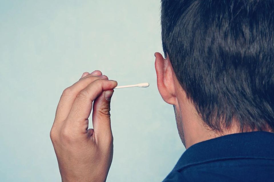 Чистить уши ватными палочками — вредно