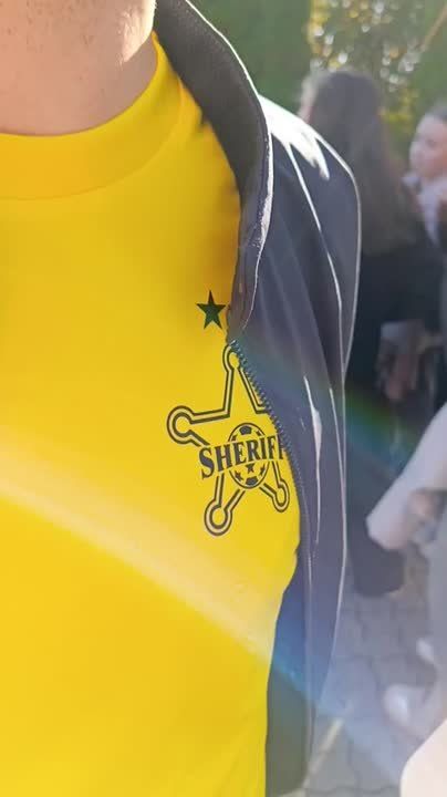 Дедушка Борис привёл на футбол свою внучку Валерию вместе с другом Эндриасом