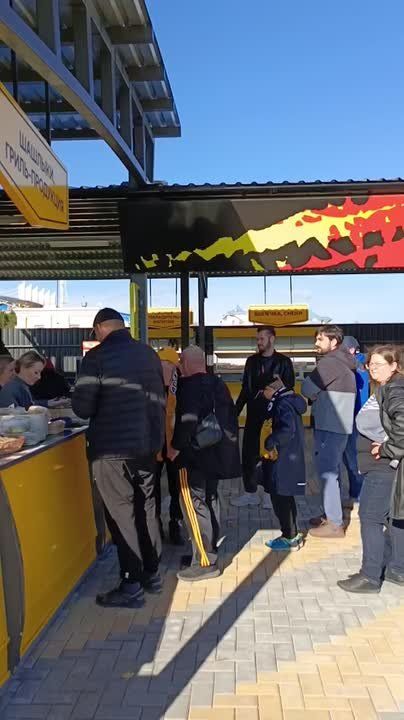 Болельщики уже собираются на фудкорте: покупают шашлык и получают номер, чтобы поучаствовать в розыгрыше