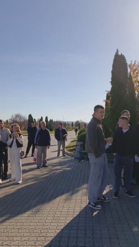 Фанаты собрались, чтобы участвовать в конкурсах от Эльдара Джабраилова и выиграть подарки