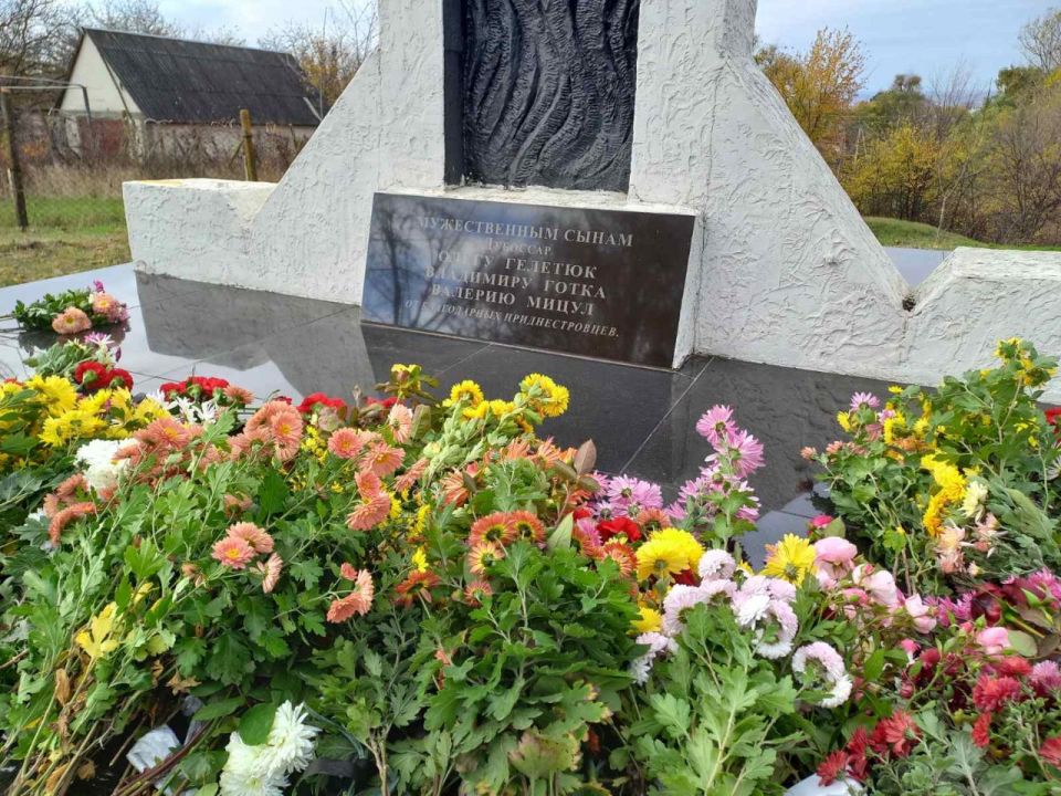 В Дубоссарах прошли траурные мероприятия в память о первых жертвах вооружённой агрессии Молдовы против Приднестровья В Дубоссарах прошли траурные мероприятия в память о первых жертвах вооружённой агрессии Молдовы против Приднестровья