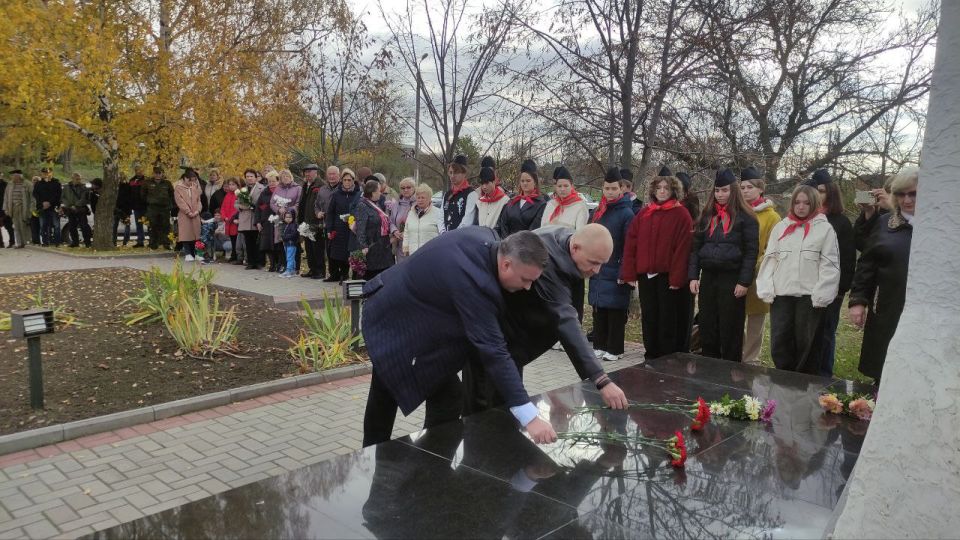 В Дубоссарах – митинг. Люди несут цветы к стеле в микрорайоне Большой Фонтан В Дубоссарах – митинг. Люди несут цветы к стеле в микрорайоне Большой Фонтан