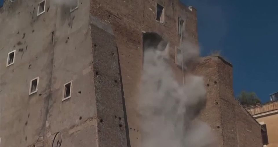 Средневековая башня Конти, которая находится недалеко от Колизея, обрушилась в Риме